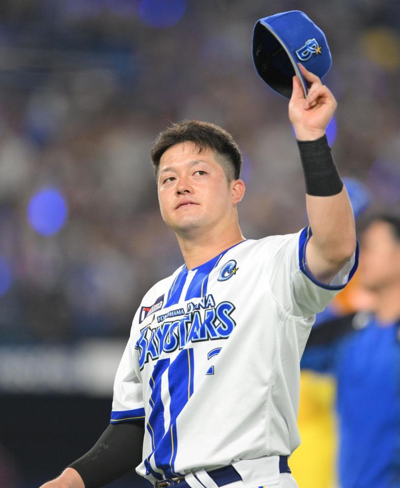 　先制ソロを放ち、試合後スタンドの声援に応える牧（撮影・伊藤笙子）