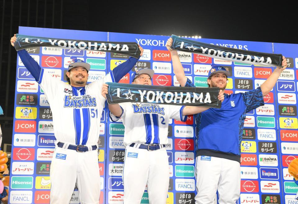 　お立ち台でタオルを掲げる（左から）宮崎、牧、ケイ（撮影・伊藤笙子）