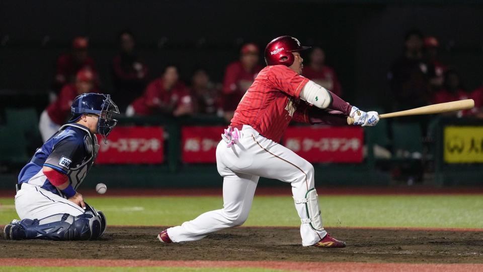 　８回、島内が空振り三振に倒れる。捕手炭谷