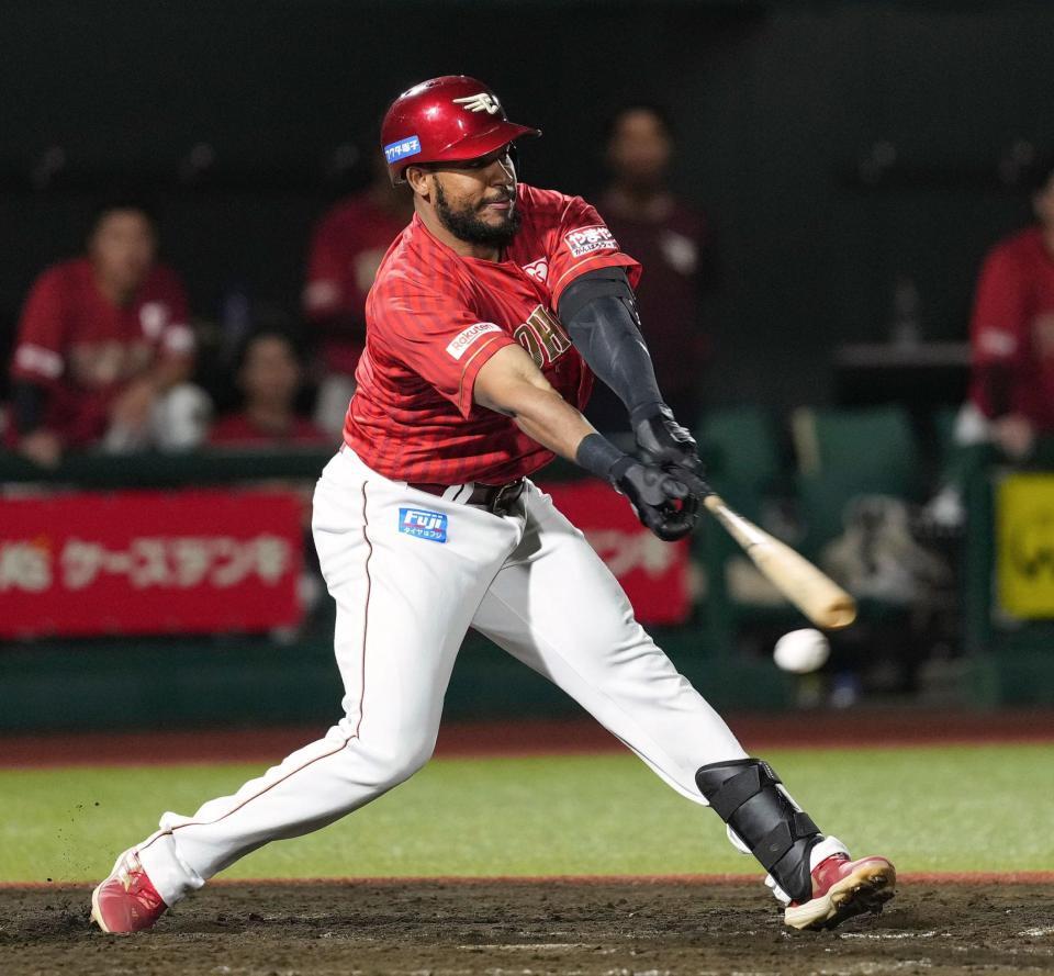 　７回、代打フランコが空振り三振に倒れる