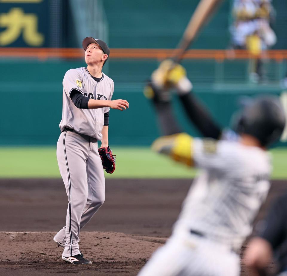 　１回、森下に先制２ランを浴びる戸郷（撮影・立川洋一郎）