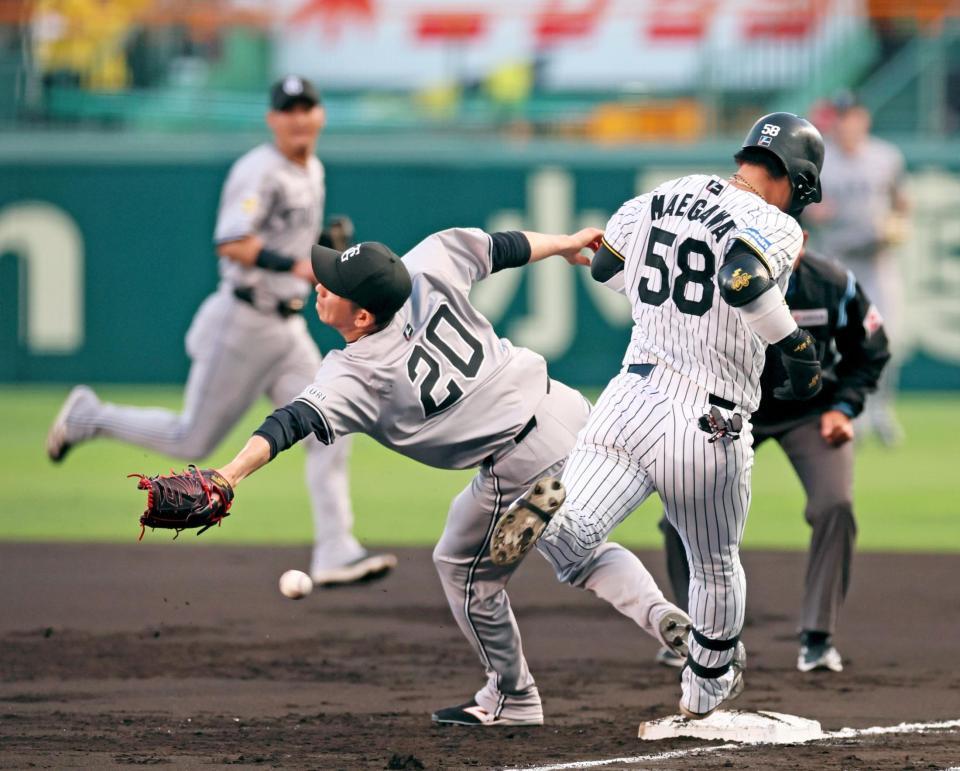 　１回、遊撃手・泉口からの送球がそれて捕球できず追加点を奪われる戸郷（２０）。右は一塁へ駆け込む打者・前川（撮影・立川洋一郎）