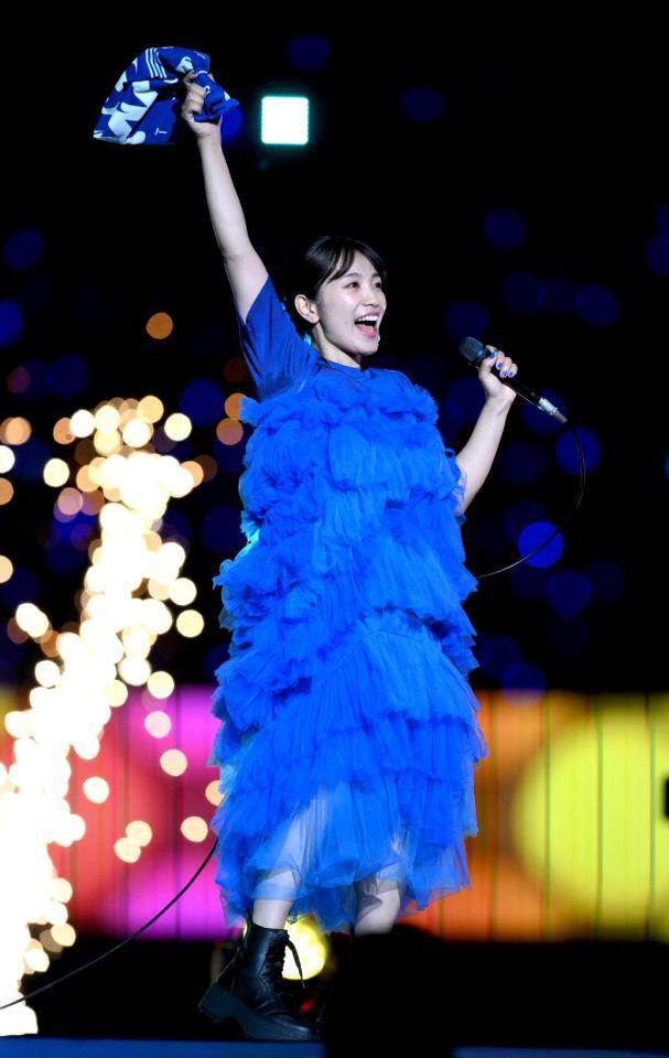 　試合後のミニライブでスタンドを盛り上げたｍｉｗａ（撮影・伊藤笙子）