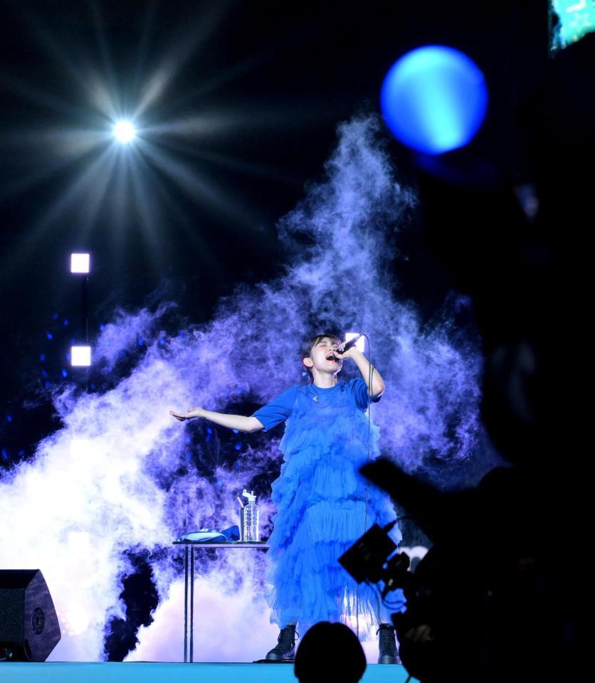 　試合後のミニライブでスタンドを盛り上げたｍｉｗａ（撮影・伊藤笙子）