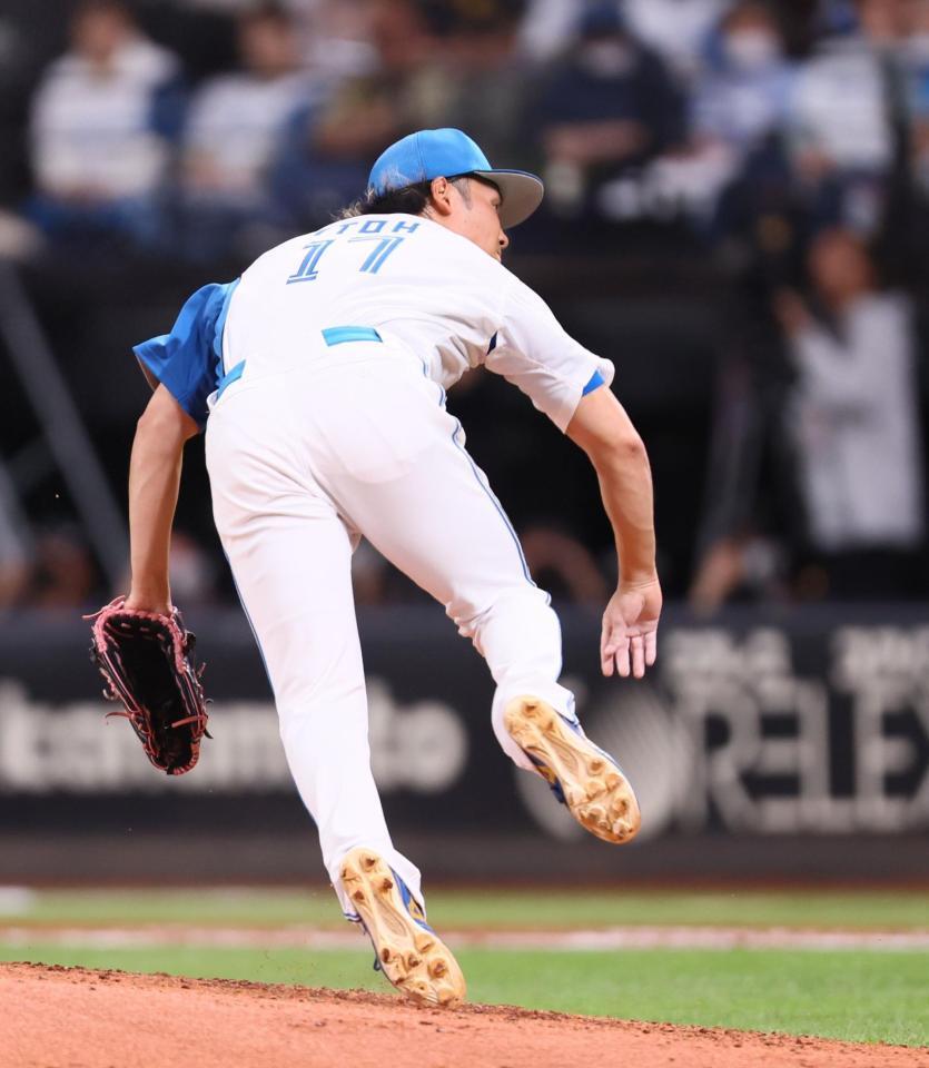 　５回、打者・牧原大の投球時にバランスを崩す伊藤（撮影・中島達哉）