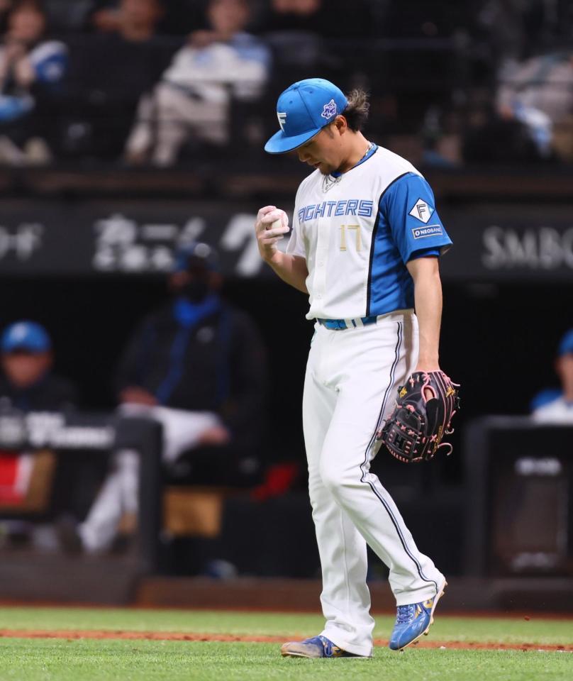 　９回、追加点を許し、うつむく伊藤（撮影・中島達哉）