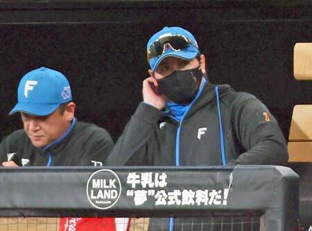 　５回、戦況を見つめる新庄監督（撮影・中島達哉）