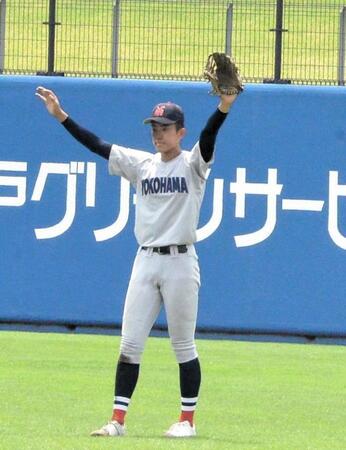 　８回途中で右翼についた横浜・織田