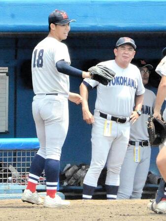 　凱旋登板でピンチをしのいだ横浜・片山（１８）と村田監督