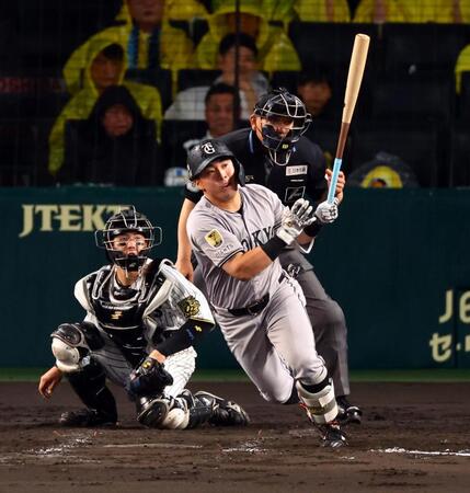 　４回、左翼線に先制適時二塁打を放つ浅野（捕手・梅野）＝撮影・山口登