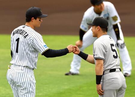 　タッチする森下（左）と浅野（撮影・山口登）