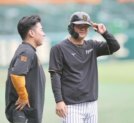 　浅野（左）と話をする前川（撮影・田中太一）