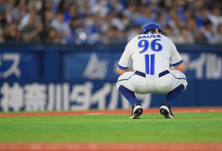 　４回、田中に２者連続適時打を浴び、肩を落とすバウアー（撮影・伊藤笙子）