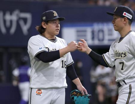 　７回を投げ終え、西川（右）とタッチをかわす宮城（撮影・坂部計介）