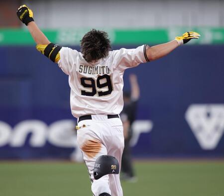 　６回、勝ち越しとなる犠飛を放ち、一、二塁間で天を仰ぐ杉本（撮影・坂部計介）