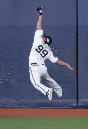 　１回、岡の打球を好捕する杉本（撮影・坂部計介）