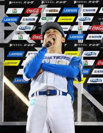 　お立ち台で「さいこうきでーす！」と叫ぶ北山亘基（撮影・中島達哉）