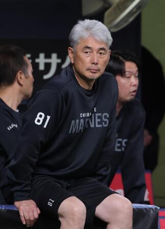 　試合前、練習を見る吉井監督（撮影・坂部計介）