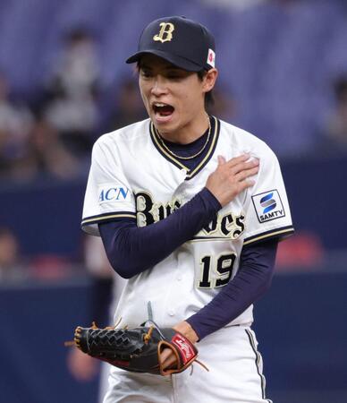 　９回、最後を締めた山岡はグラブを叩きながら笑顔を見せる（撮影・坂部計介）