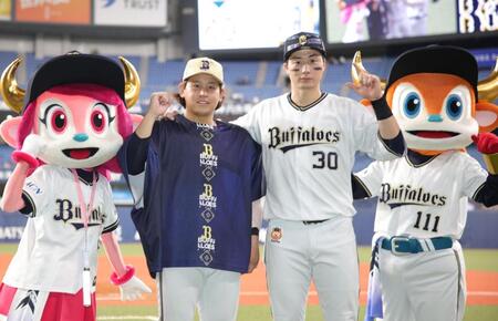 　ヒーローインタビューでポーズをとる宮城（左）と広岡（撮影・坂部計介）