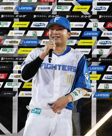 　お立ち台で笑顔を見せる郡司（撮影・中島達哉）