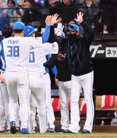 　サヨナラ打を放った郡司（左から２人目）を迎える新庄監督（撮影・中島達哉）