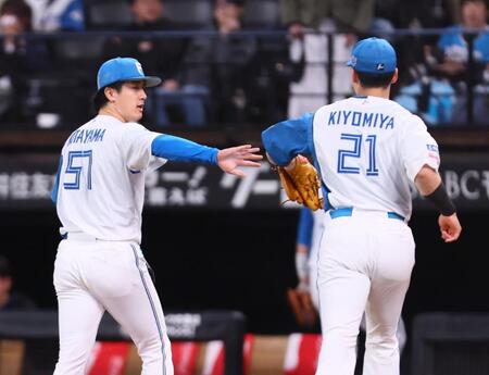 　６回を抑え、清宮幸（右）とタッチを交わす北山（撮影・中島達哉）