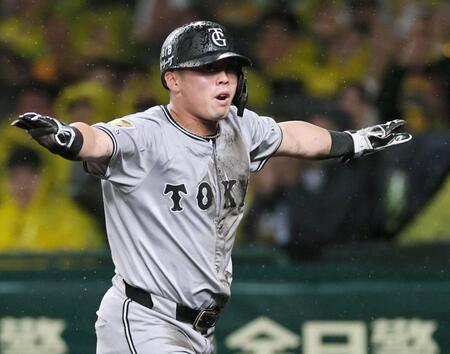 　４回、生還の判定がアウトとなるもセーフを確信しながらベンチへ戻る浅野（撮影・田中太一）