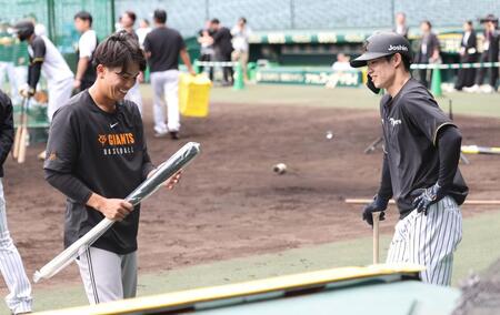 　門脇にバットを渡す中野（撮影・田中太一）