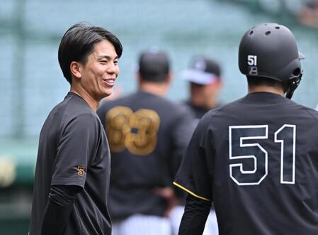 　中野（右）と言葉を交わす門脇（撮影・西田忠信）