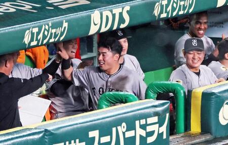 　４回、井上の遊ゴロで本塁へ突入するもアウトの判定。リプレー検証の結果、判定が翻りベンチで喜ぶで浅野（中央）＝撮影・立川洋一郎