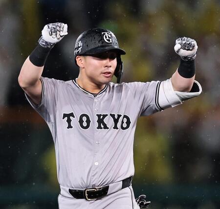 　４回、適時打を放ちガッツポーズを決める浅野（撮影・田中太一）