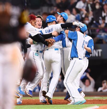 　９回、サヨナラ適時打を放ち、ナインから手荒く祝福される郡司（中央）＝撮影・中島達哉