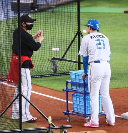 　清宮幸（右）にアドバイスを送る新庄監督（撮影・中島達哉）