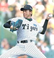 　ファーストピッチセレモニーで上原浩治氏とスピードガン対決をする能見篤史氏＝２０日