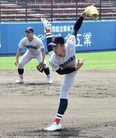 ダイナミックなフォームで投げ込む横浜・織田