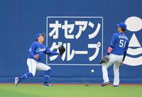 　２回、宮崎の飛球でお見合いし、二塁打にしてしまう中堅手の岡林（左）と右翼手・上林（撮影・伊藤笙子）