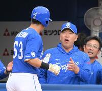 　２回、バウアーから先制ソロを放った板山（左）を驚いた表情で迎える井上監督（撮影・伊藤笙子）