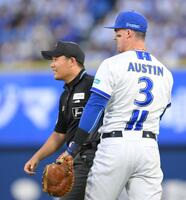 　４回、宇佐見の打球を追って交錯した一塁塁審・市川審判員（奥）を気遣う一塁手のオースティン（撮影・伊藤笙子）