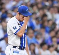 　３回、ボスラーに適時二塁打を浴び、顔の汗を拭うバウアー（撮影・伊藤笙子）