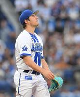 　２回、板山に先制ソロを浴び、打球を見つめるバウアー（撮影・伊藤笙子）