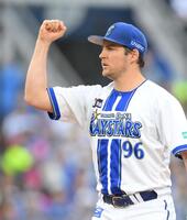 　１回、上林から空振り三振を奪い、ガッツポーズを見せるバウアー（撮影・伊藤笙子）