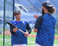 　ジャクソン（右）の魚雷バットに興味津々の桑原（撮影・伊藤笙子）