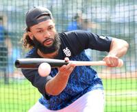 　魚雷バットでバント練習をするジャクソン（撮影・伊藤笙子）