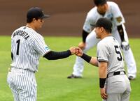 　タッチする森下（左）と浅野（撮影・山口登）