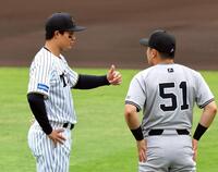 　森下（左）は浅野と談笑する（撮影・山口登）