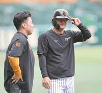 　浅野（左）と話をする前川（撮影・田中太一）