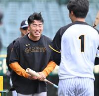 　森下（右）と笑顔で話す浅野（撮影・西田忠信）