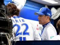 　９回、勝ち越しを許してベンチへ引き揚げた入江（左）に声を掛ける三浦監督（撮影・伊藤笙子）