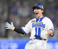 　７回、右前へ同点適時打を放ち、塁上で喜ぶ佐野（撮影・伊藤笙子）